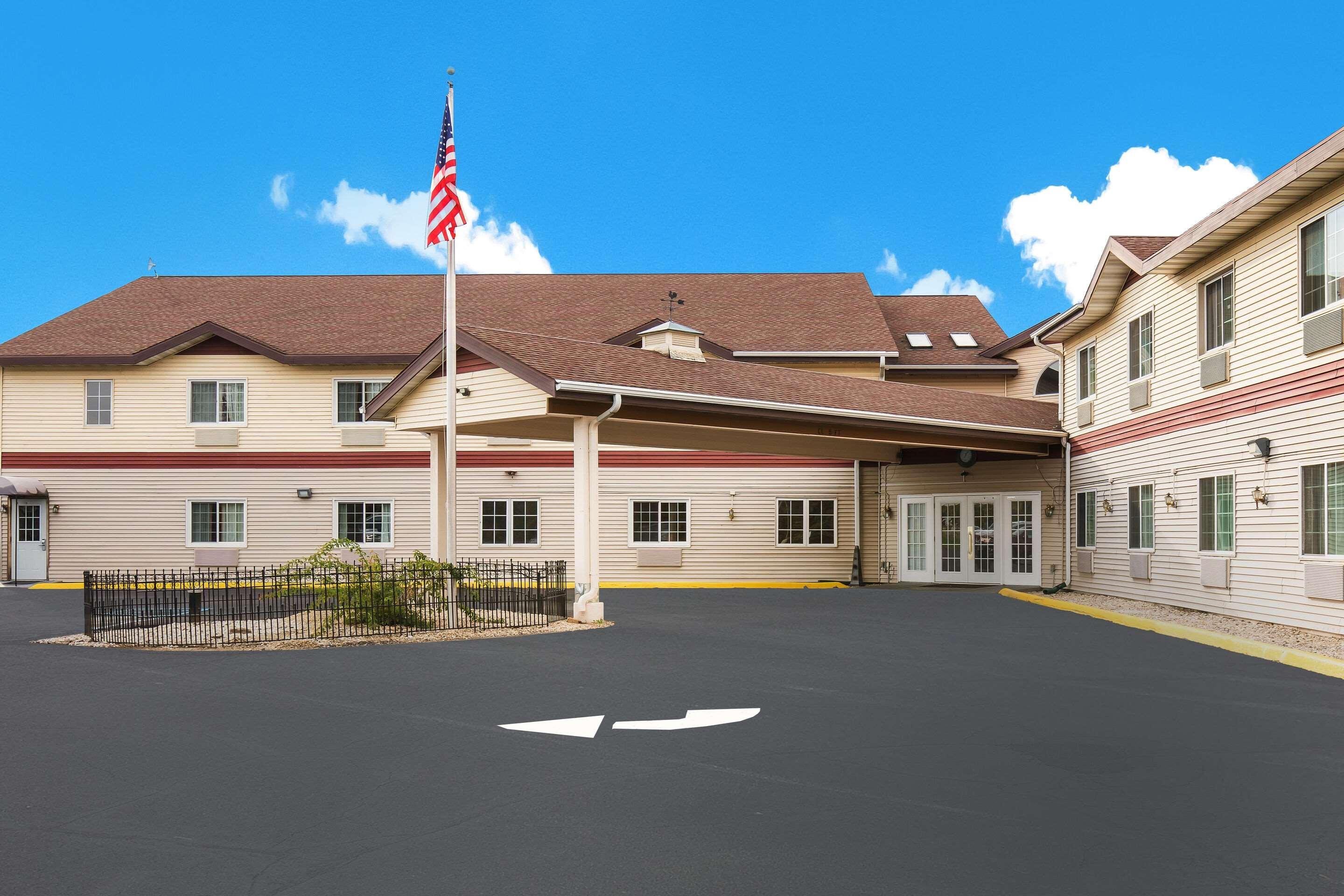 Econo Lodge Lake Mills Exterior photo